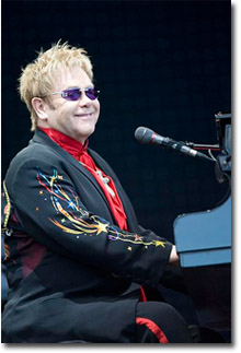 Elton John tocando el piano