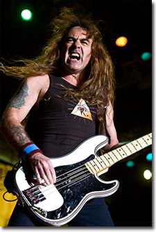 Steve Harris en un concierto de Iron Maiden