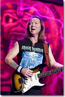 Dave Murray en un concierto de Iron Maiden