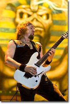 Adrian Smith en un concierto de Iron Maiden