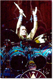 Nicko McBrain en un concierto de Iron Maiden