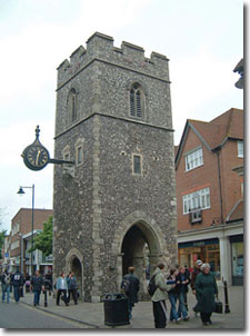 Torre de una iglesia en Canterbury