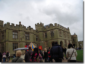 Gente visitando el Castillo de Warwick