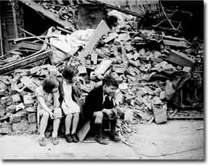 niños de Londres junto a ruinas en 1940