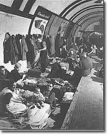 Refugio en el metro durante los bombardeos de Londres