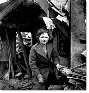 Niña en las ruinas de Battersea en 1945