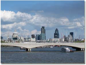 Puente de Waterloo con La City de Londres