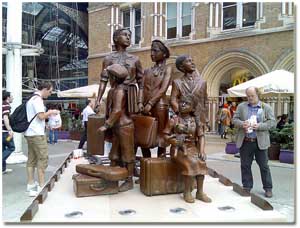 Estatua en la estacion de Liverpool en La City de Londres