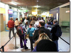 Gente en la terminal 3 del aeropuerto de Heathrow