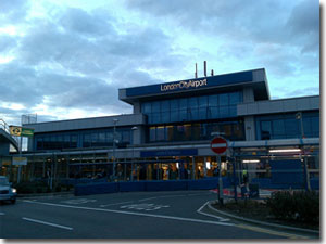 Edificio del aeropuerto de London City de Londres