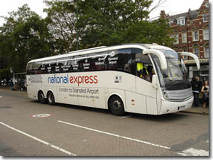 Autobus que llega al aeropuerto de Stansted