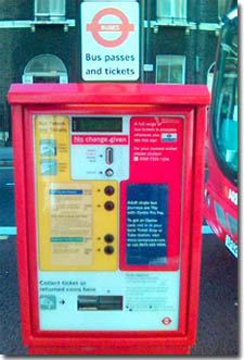 Maquina de venta de tickets de autobus en Londres