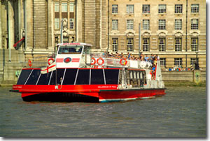 Barco crucero en el Tamesis de Londres
