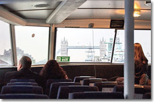 Dentro de un barco turistico en Londres