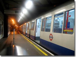 Vagon de metro en un anden en Londres