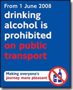 Cartel indicando que no esta permitido beber alcohol en el transporte publico