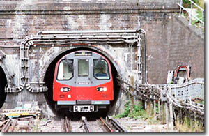 Metro de Londres sa¡liendo de un tunel
