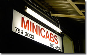 Anuncio luminoso de mini cabs en Londres